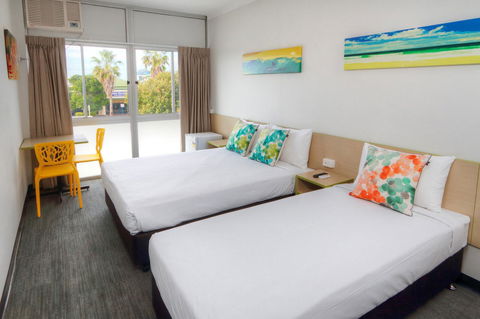 Palm Beach Hotel - Tourism Caloundra 0