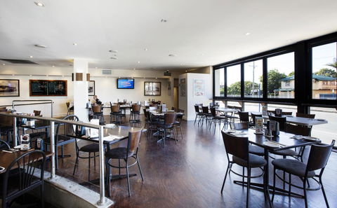 Palm Beach Hotel - Tourism Caloundra 8