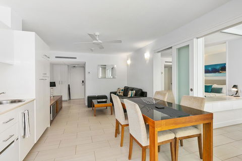 Palm Cove Beach Apartment - Tourism Caloundra 8