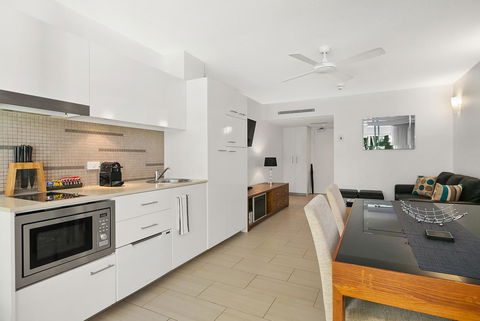 Palm Cove Beach Apartment - Tourism Caloundra 7