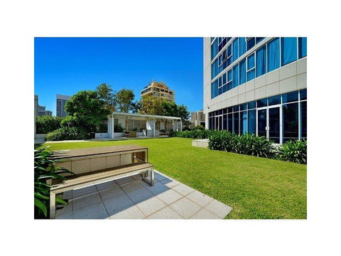 H Star Residences-- Paradise Stayz - Tourism Caloundra 7