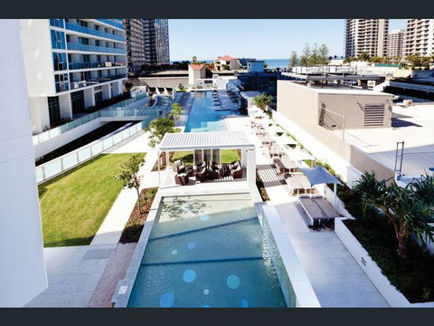 H Star Residences-- Paradise Stayz - Tourism Caloundra 4