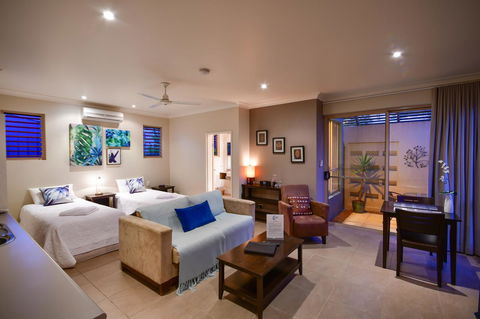Blue Summit Hideaway - Tourism Caloundra 4