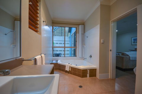 Blue Summit Hideaway - Tourism Caloundra 23