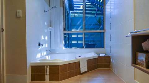 Blue Summit Hideaway - Tourism Caloundra 27