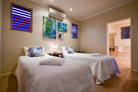 Blue Summit Hideaway - Tourism Caloundra 3
