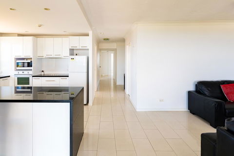 Burgess @ Kings Beach Apartments - Tourism Caloundra 14