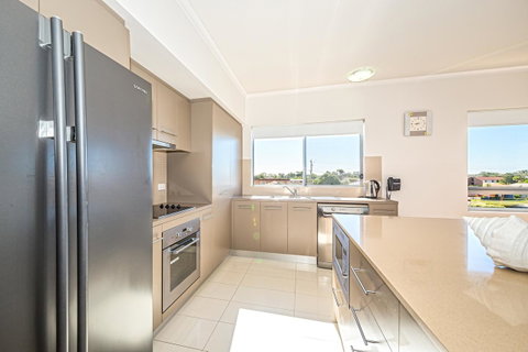 On The Bay Apartments - Tourism Caloundra 3