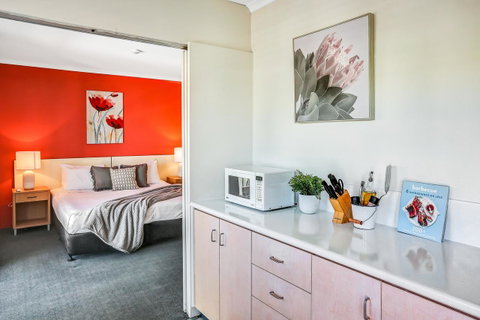 Coral Tree Inn - Tourism Caloundra 3