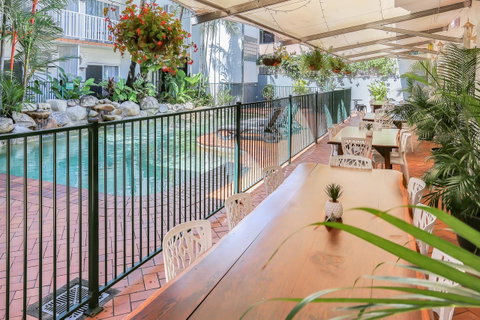 Coral Tree Inn - Tourism Caloundra 4