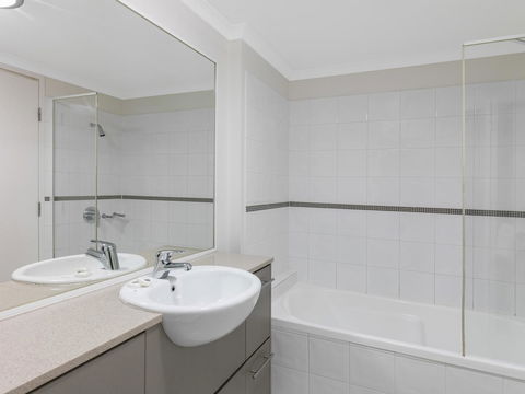 Oaks Brisbane River City Suites - Tourism Caloundra 10