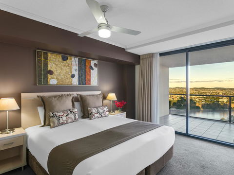 Oaks Brisbane River City Suites - Tourism Caloundra 1