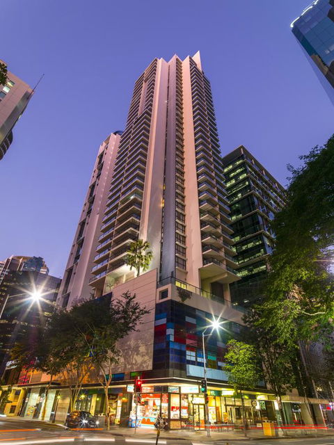 Oaks Brisbane River City Suites - Tourism Caloundra 0