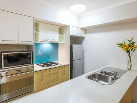Oaks Brisbane River City Suites - Tourism Caloundra 9