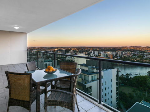 Oaks Brisbane River City Suites - Tourism Caloundra 8