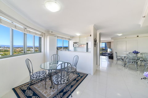 The Meriton Apartments On Main Beach - Tourism Caloundra 15