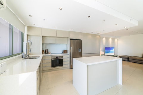 The Meriton Apartments On Main Beach - Tourism Caloundra 9