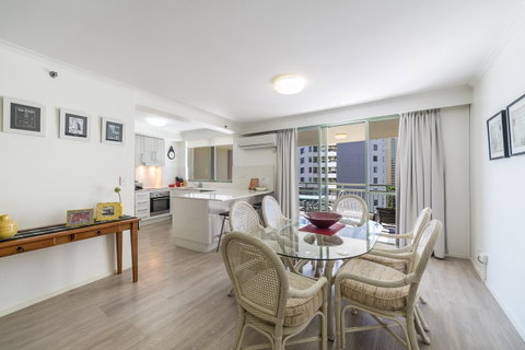 The Meriton Apartments On Main Beach - Tourism Caloundra 2