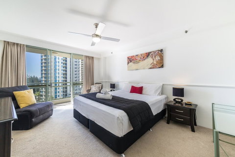 The Meriton Apartments On Main Beach - Tourism Caloundra 1