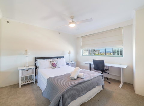 The Meriton Apartments On Main Beach - Tourism Caloundra 11