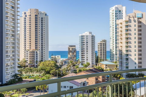 The Meriton Apartments On Main Beach - Tourism Caloundra 21