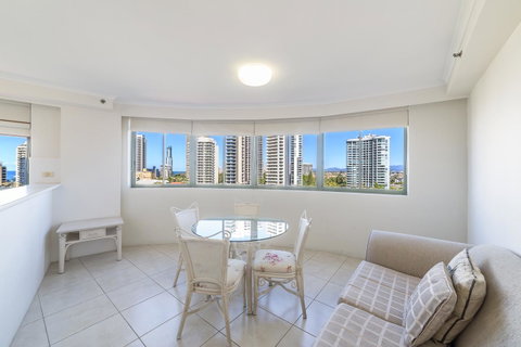The Meriton Apartments On Main Beach - Tourism Caloundra 4