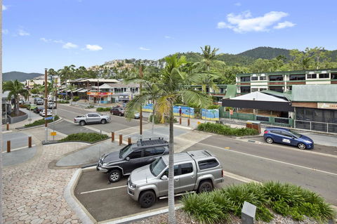 Location! 2BR Town View Unit In Centre Of Airlie. - Tourism Caloundra 1
