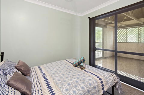 Location! 2BR Town View Unit In Centre Of Airlie. - Tourism Caloundra 5