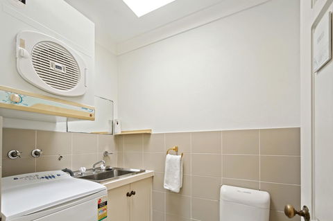 Location! 2BR Town View Unit In Centre Of Airlie. - Tourism Caloundra 18