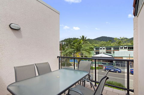 Location! 2BR Town View Unit In Centre Of Airlie. - Tourism Caloundra 2