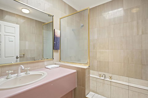 Location! 2BR Town View Unit In Centre Of Airlie. - Tourism Caloundra 3