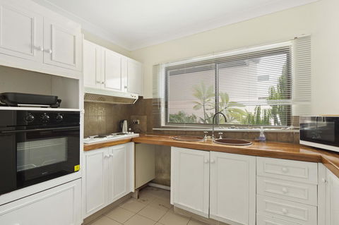 Location! 2BR Town View Unit In Centre Of Airlie. - Tourism Caloundra 11