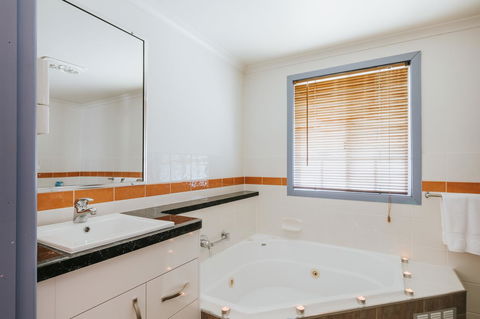 Apple Blossom Cottages - Tourism Caloundra 9