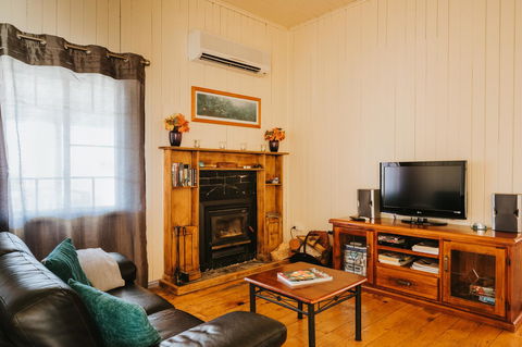 Apple Blossom Cottages - Tourism Caloundra 6