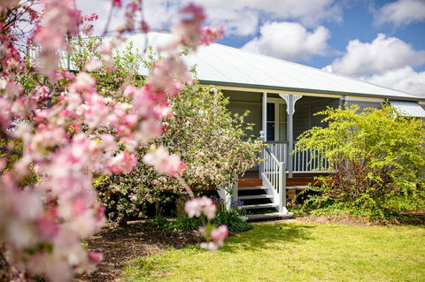 Apple Blossom Cottages - Tourism Caloundra 1