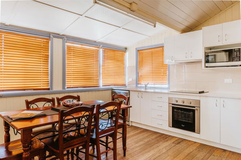 Apple Blossom Cottages - Tourism Caloundra 7