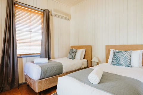 Apple Blossom Cottages - Tourism Caloundra 11