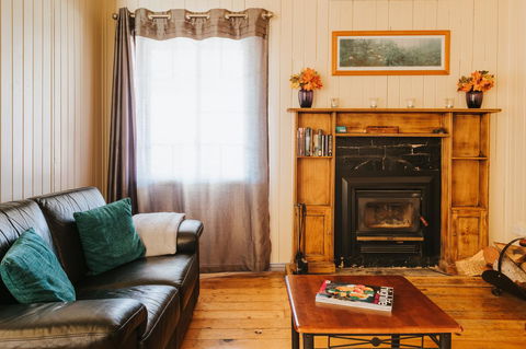 Apple Blossom Cottages - Tourism Caloundra 4