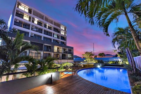 Sunshine Tower Hotel - Tourism Caloundra 0