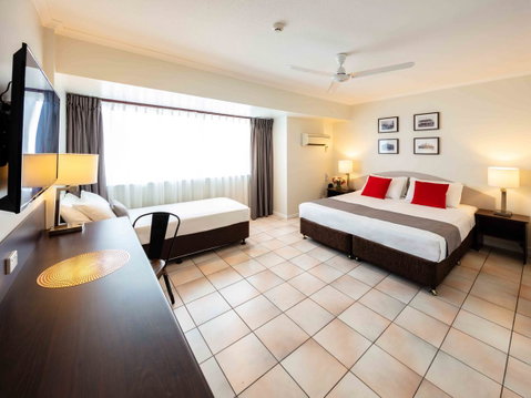 Hides Hotel - Tourism Caloundra 1