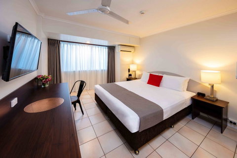 Hides Hotel - Tourism Caloundra 0