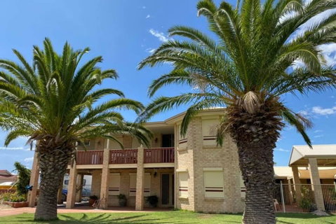 Whispering Palms - Tourism Caloundra 0