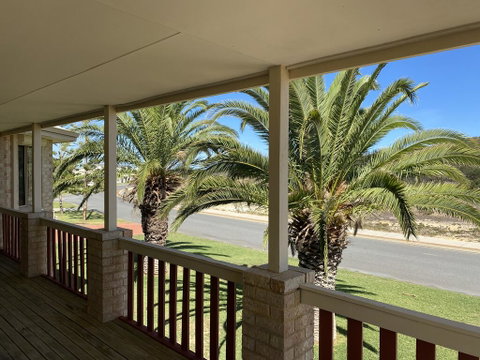 Whispering Palms - Tourism Caloundra 1