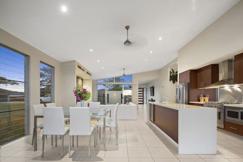 Whitsunday Views - Airlie Beach - Tourism Caloundra 3
