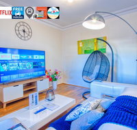 Wollongong station holiday house with Wi-Fi75 Inch TV NetflixParkingBeach - Tourism Caloundra