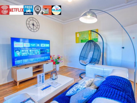 Wollongong Station Holiday House With Wi-Fi,75 Inch TV, Netflix,Parking,Beach - Tourism Caloundra 0