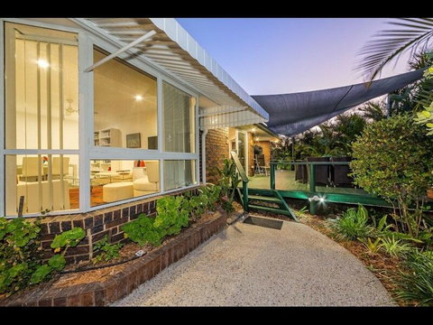 Woorim Secluded Palms Cottage - Tourism Caloundra 1