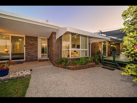 Woorim Secluded Palms Cottage - Tourism Caloundra 0