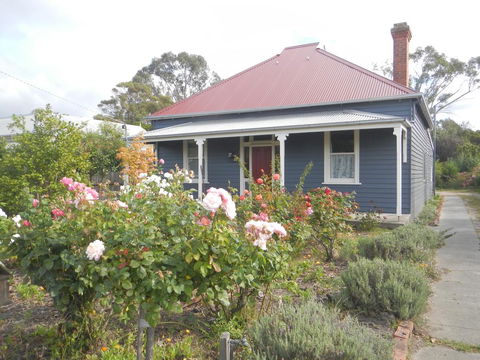 Yarram Cottage: Art And Accommodation - Tourism Caloundra 0