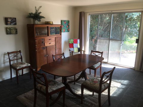 Yarram Cottage: Art And Accommodation - Tourism Caloundra 3